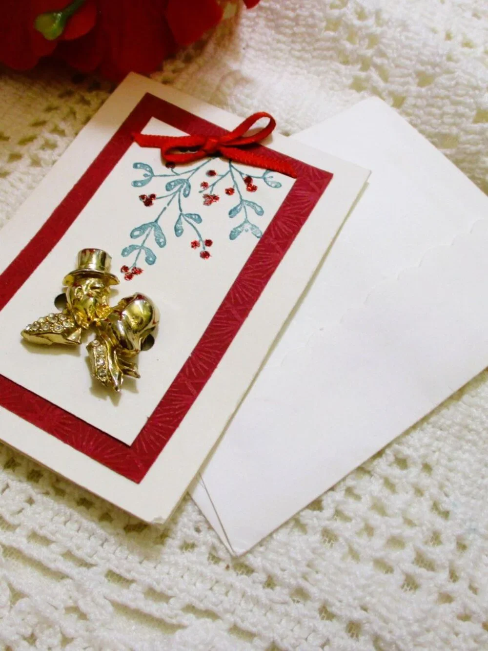 VINTAGE Mistletoe Kissing Couple Brooch Card ~ Gold Plate Rhinestone Jewelry